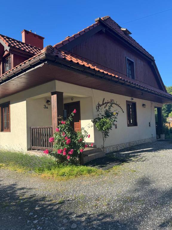 Pokoje Gościnne u Grażyny - wejście do domu w Ojcowie